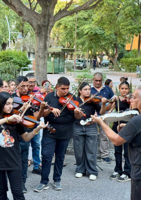 Vía Crucis con violines por el centro