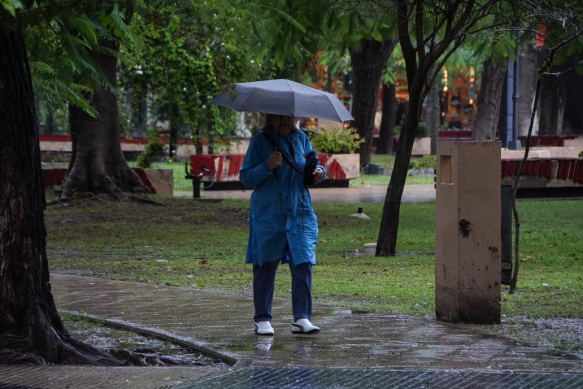 POSTALES. Así se vive la mañana en Santiago del Estero con calles mojadas y paraguas