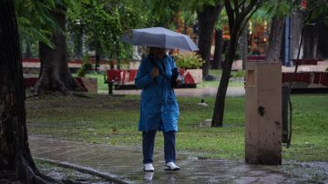 POSTALES. Así se vive la mañana en Santiago del Estero con calles mojadas y paraguas