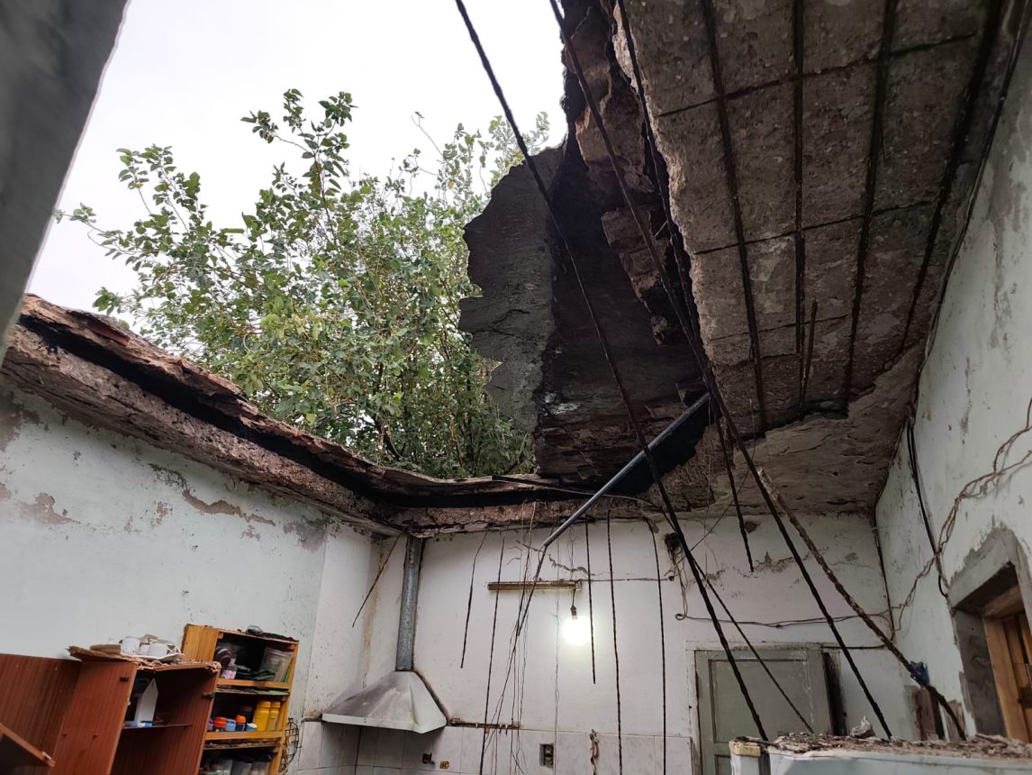 Una familia se salvó de milagro tras el derrumbe del techo de su casa mientras dormían