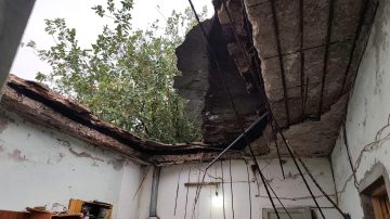 Una familia se salvó de milagro tras el derrumbe del techo de su casa mientras dormían