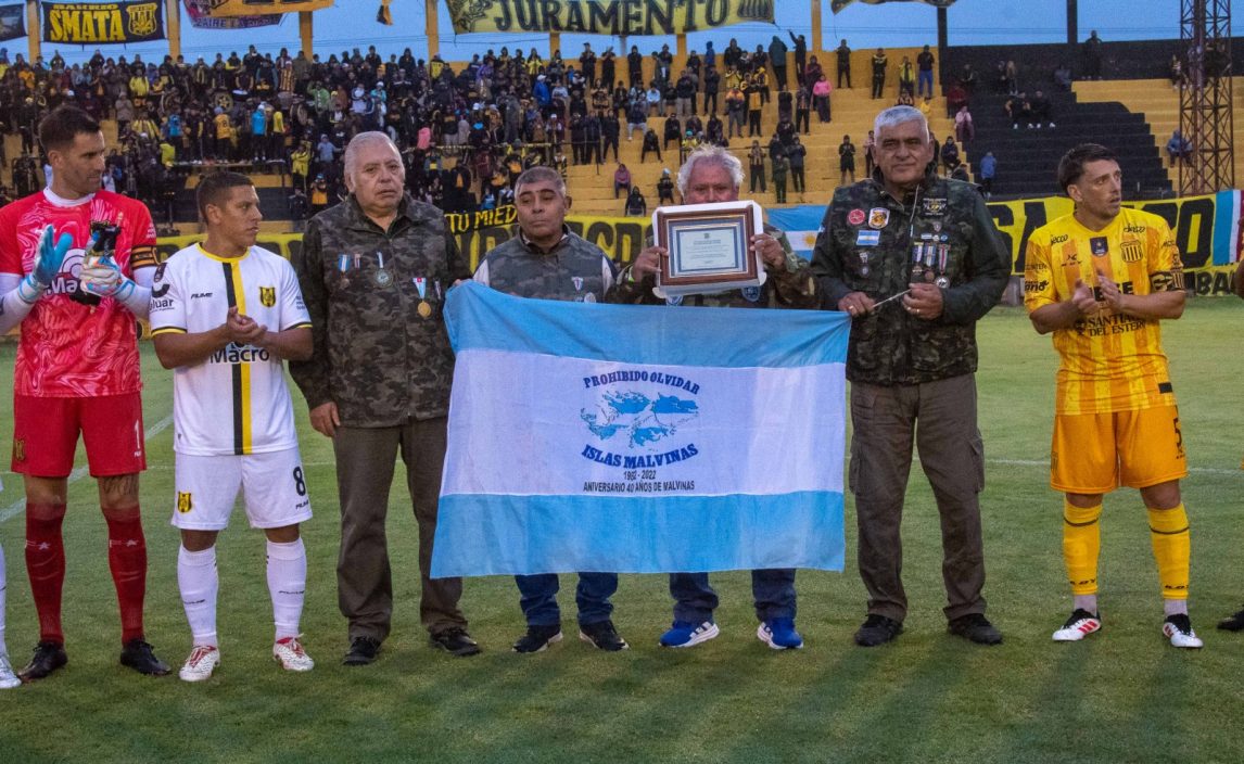 Emotiva previa: homenaje a Malvinas y reconocimiento a Alesandroni