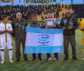 Emotiva previa: homenaje a Malvinas y reconocimiento a Alesandroni