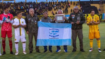 Emotiva previa: homenaje a Malvinas y reconocimiento a Alesandroni