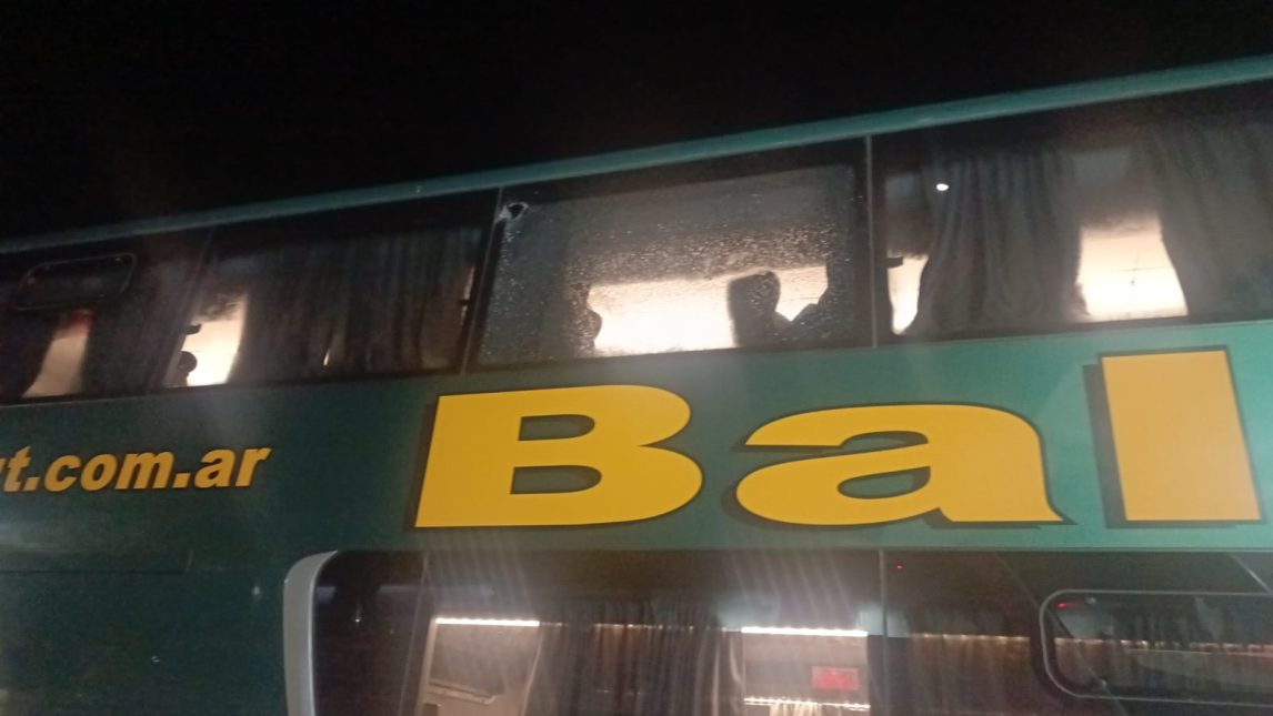 Ataque a piedrazos contra dos colectivos en la Ruta 9 cerca de Las Termas de Río Hondo