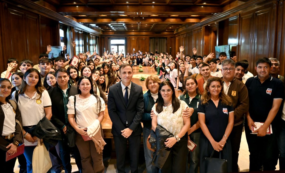 Educación e integración: estudiantes de cuatro departamentos visitaron Casa de Gobierno