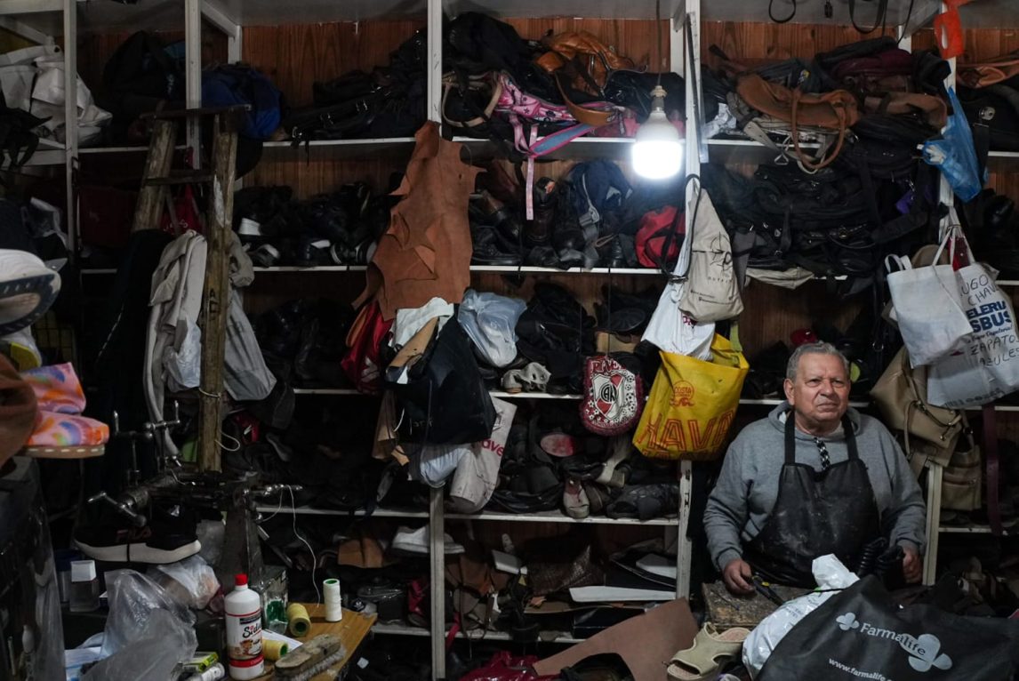 La historia de Ángel Storniolo, el zapatero que resiste al paso del tiempo en Santiago