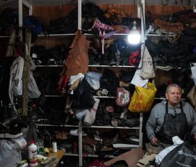 La historia de Ángel Storniolo, el zapatero que resiste al paso del tiempo en Santiago