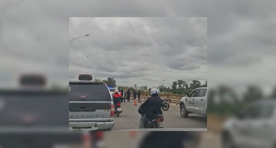 Autopista complicada: una moto chocó contra una camioneta y afectó el tránsito