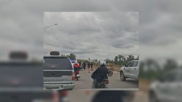Autopista complicada: una moto chocó contra una camioneta y afectó el tránsito