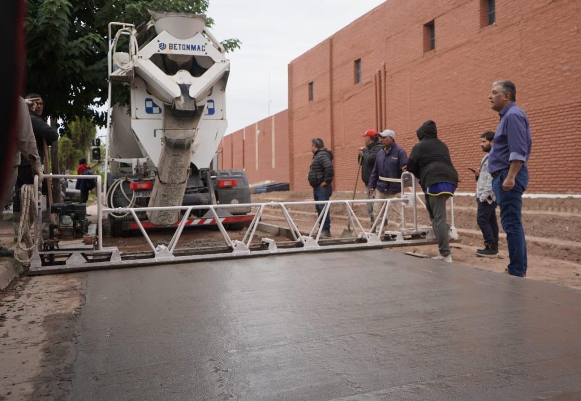 Nediani visitó el avance de la obra de pavimentación de calle Tierra del Fuego