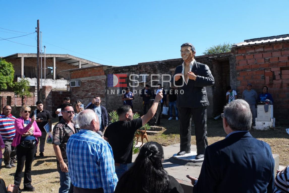 FOTOS: Inauguraron el monumento a Jorge Véliz en el barrio Juan Felipe Ibarra