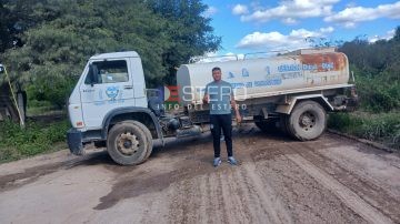 INSOLITO: Cansado de no tener respuesta del municipio bandeño el comisionado de Antaje cortó la 25 de Mayo vieja