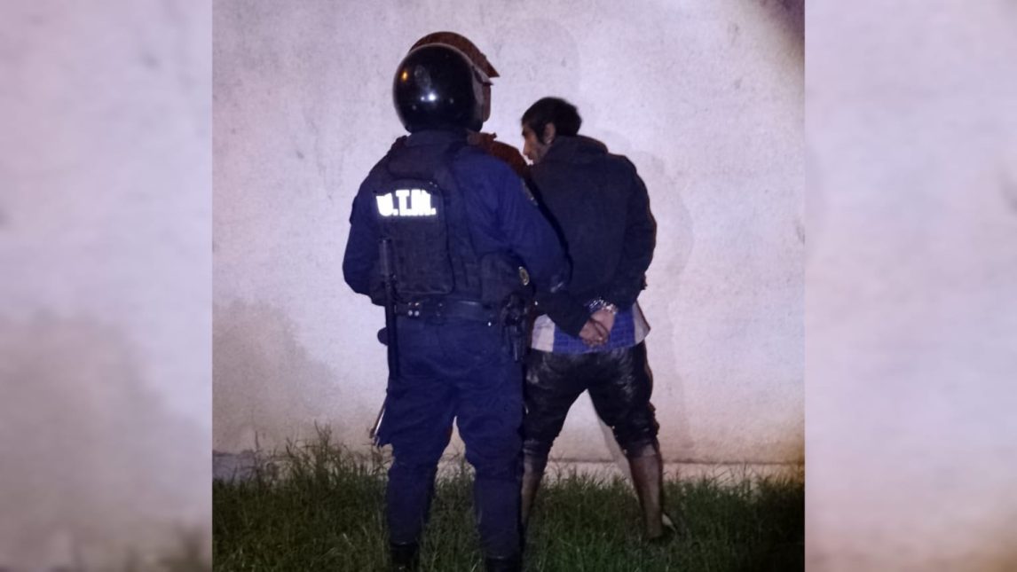 Aprovechó la ausencia de moradores en una vivienda y se metió, pero la policía lo detuvo