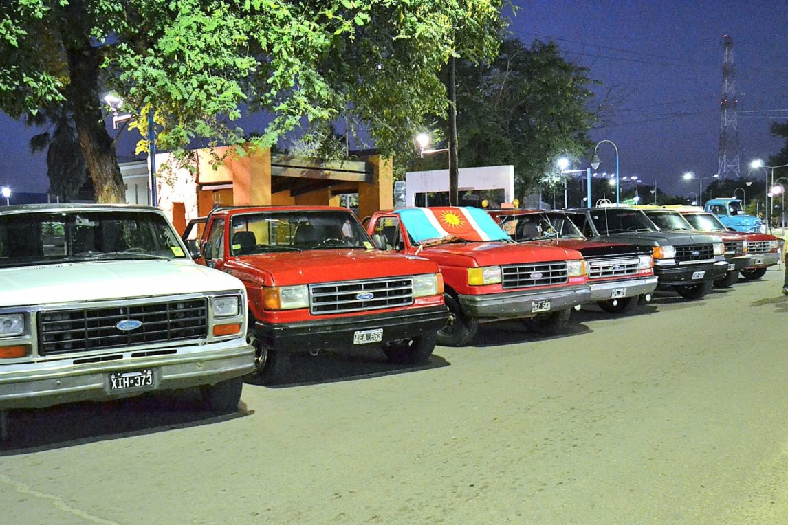 La Banda vibró con un encuentro de autos clásicos y motos multimarca