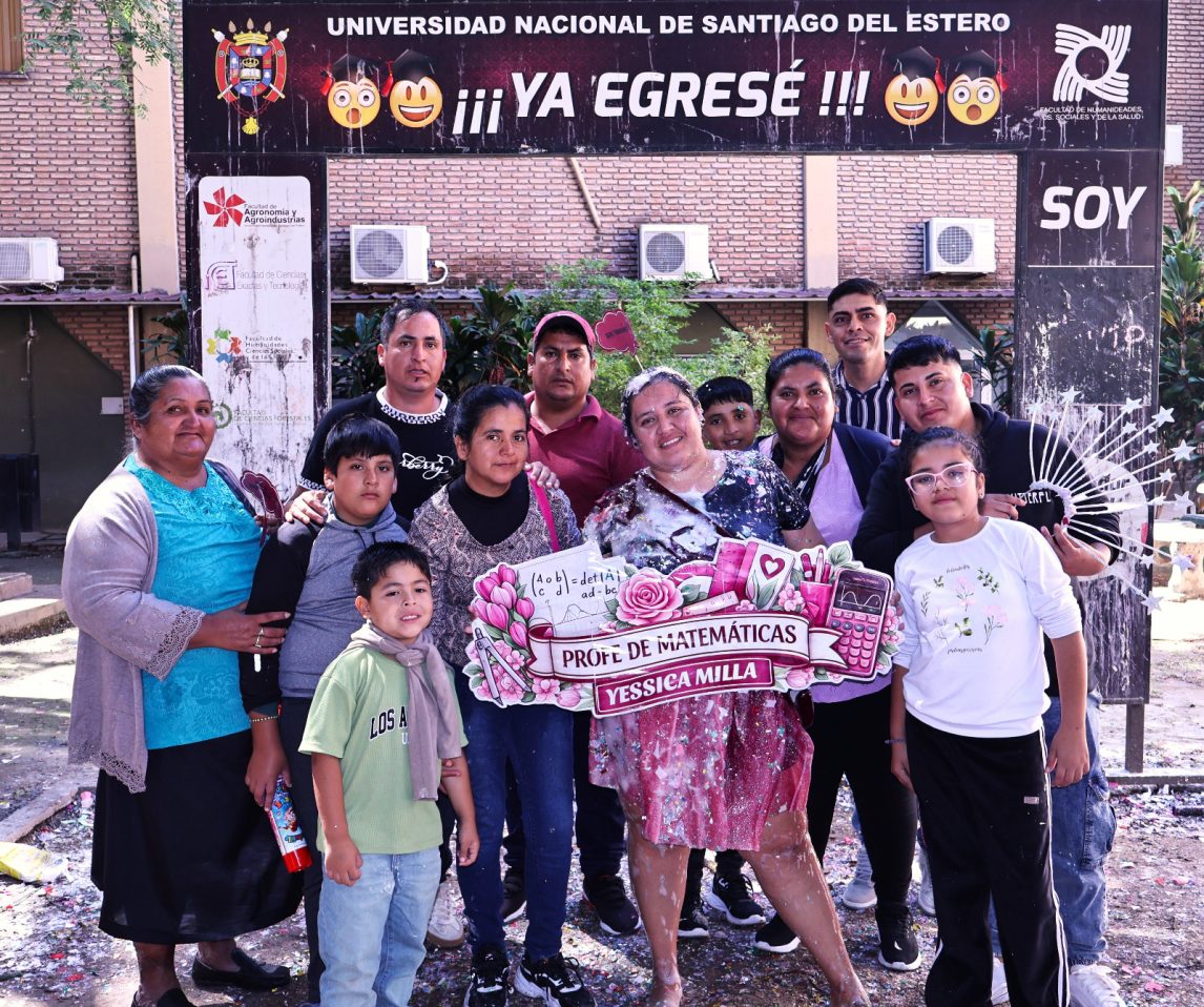 Emocionante egreso en la UNSE: la primera profesional de su familia atamisqueña