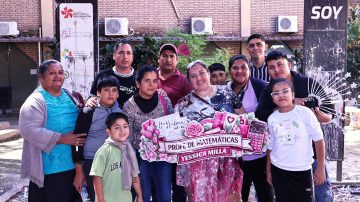 Emocionante egreso en la UNSE: la primera profesional de su familia atamisqueña