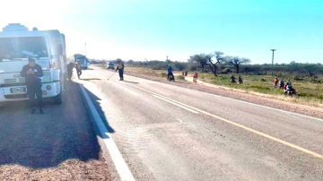 Un camión que llevaba carne volcó en la Ruta 34 y generó preocupación