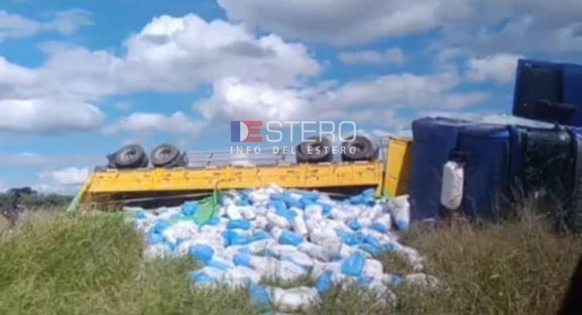 Ruta 92: volcó un camión que transportaba una importante cantidad de harina