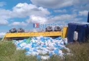 Ruta 92: volcó un camión que transportaba una importante cantidad de harina