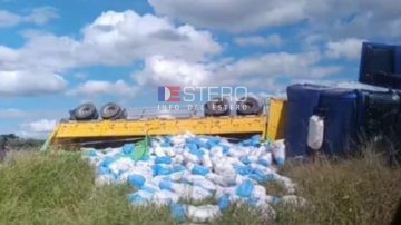 Ruta 92: volcó un camión que transportaba una importante cantidad de harina