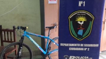 Recuperan una bicicleta que fue robada en pleno Centro y atrapan a dos sospechosos