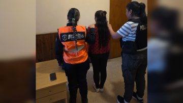 Robó un celular desde un local, quedó filmada y fue a la comisaría para devolverlo