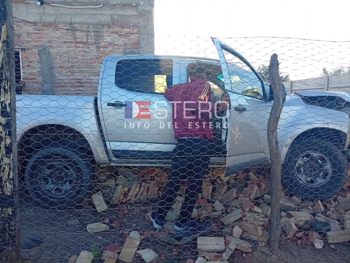 Conductor alcoholizado se incrustó con su camioneta en una vivienda