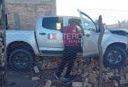 Conductor alcoholizado se incrustó con su camioneta en una vivienda