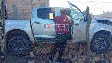 Conductor alcoholizado se incrustó con su camioneta en una vivienda