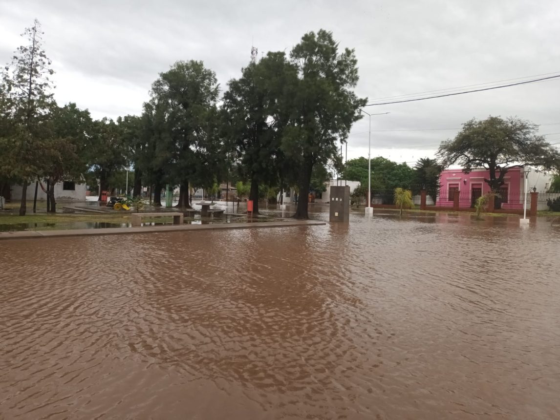 VIDEO. Fuertes lluvias afectaron a Añatuya y Los Juríes este domingo