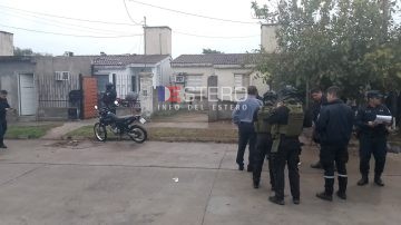 Tensión en el barrio Siglo XXI: una mujer intentó quitarse la vida tras una notificación