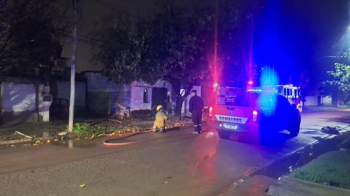 Revuelo en la madrugada por el incendio total de un auto: hubo explosiones y un amplio despliegue de Bomberos