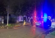 Revuelo en la madrugada por el incendio total de un auto: hubo explosiones y un amplio despliegue de Bomberos
