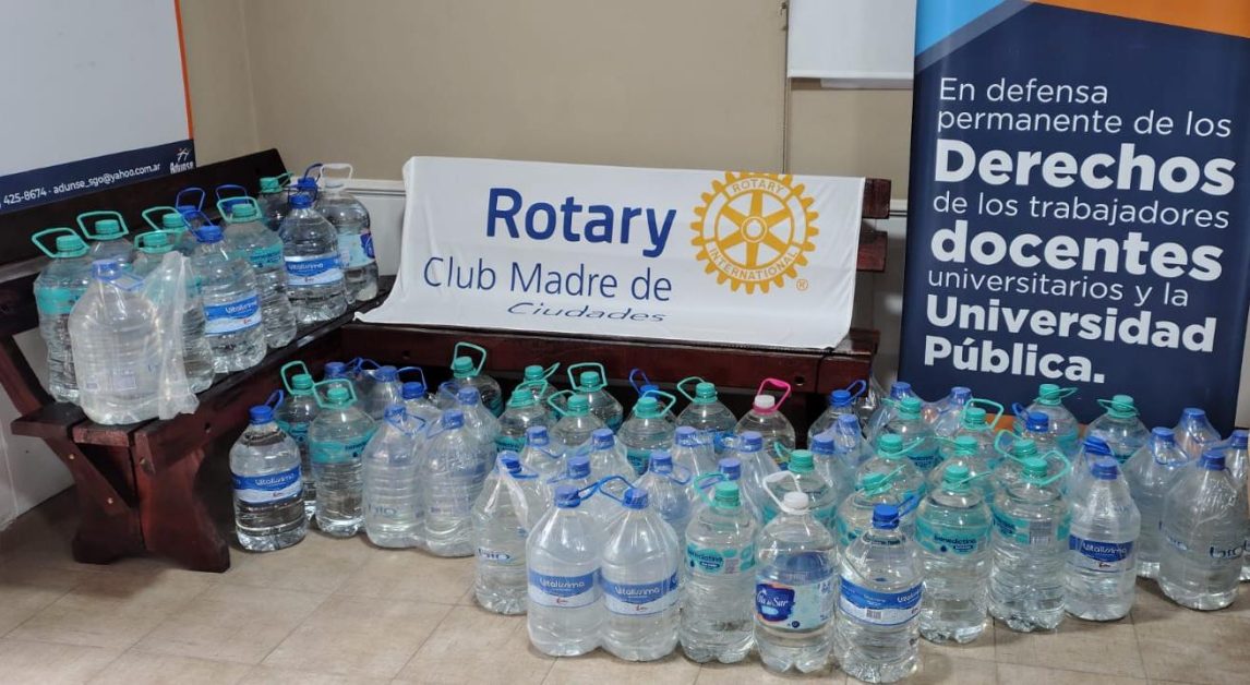 Acción solidaria: ADUNSE y Rotary entregaron agua potable para familias afectadas por la crecida del río Dulce