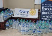 Acción solidaria: ADUNSE y Rotary entregaron agua potable para familias afectadas por la crecida del río Dulce