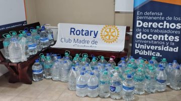 Acción solidaria: ADUNSE y Rotary entregaron agua potable para familias afectadas por la crecida del río Dulce