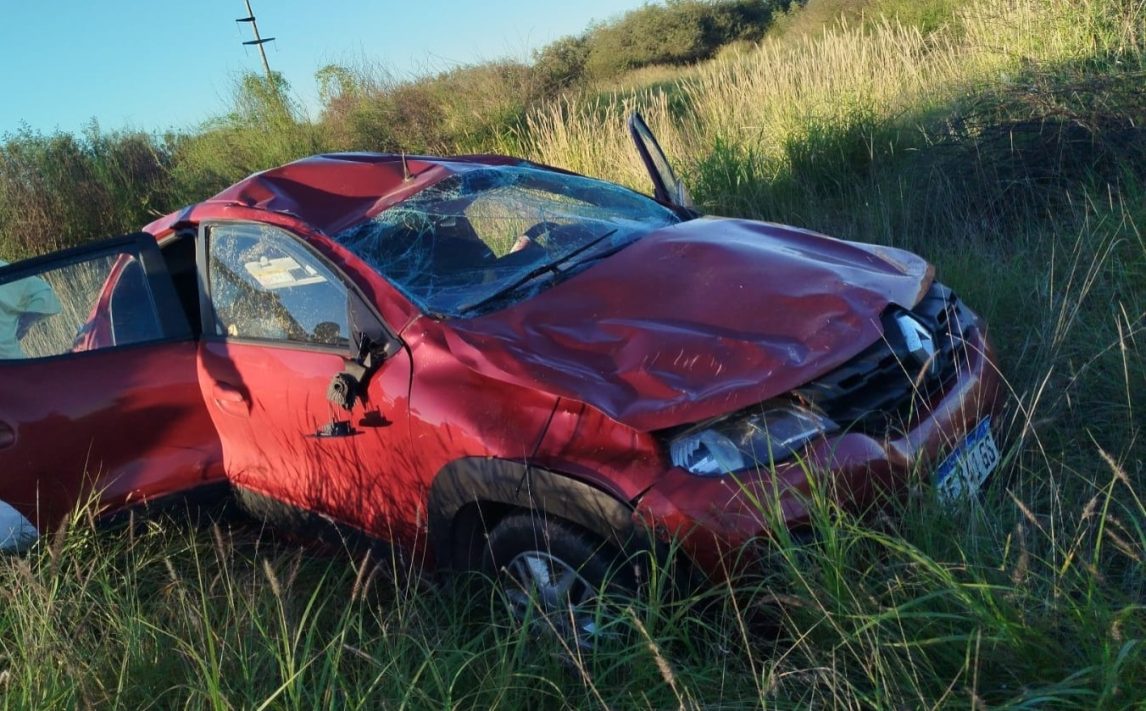 Dos tucumanos se salvan de milagro al protagonizar un violento vuelco en la Ruta 34