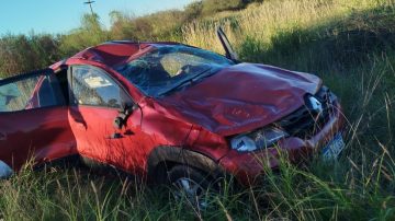 Dos tucumanos se salvan de milagro al protagonizar un violento vuelco en la Ruta 34