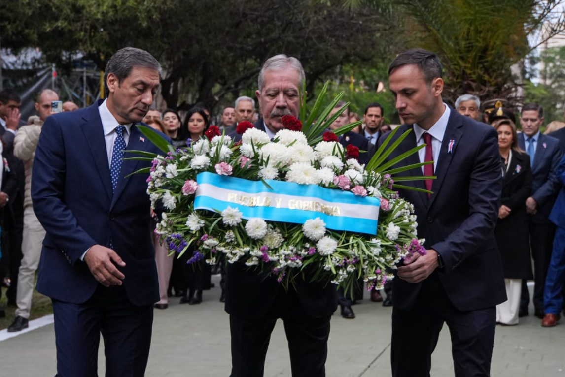 El gobernador Elías Suárez encabezó el acto por el Día de la  Autonomía Provincial