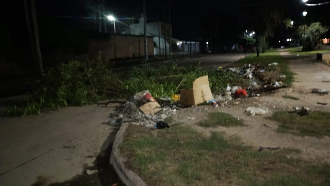 Vecinos denuncian un basural en una plazoleta del barrio Sarmiento y piden intervención de las autoridades