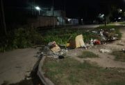 Vecinos denuncian un basural en una plazoleta del barrio Sarmiento y piden intervención de las autoridades