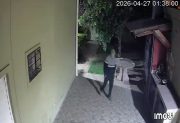 Video: ladrón entra a una casa y se lleva hasta los toallones de la soga