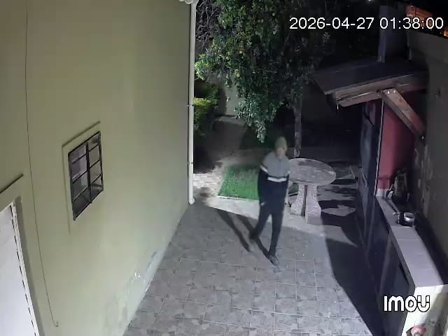 Video: ladrón entra a una casa y se lleva hasta los toallones de la soga