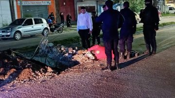 Un motociclista resultó herido tras caer en un pozo sin señalización