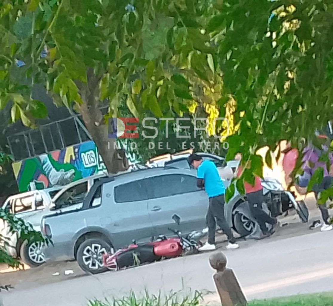 Motociclista sufrió fuertes golpes tras impactar contra una camioneta cerca de una cancha de pádel