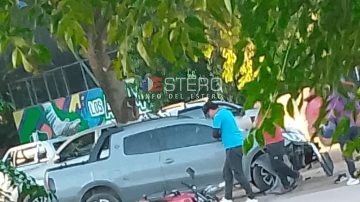 Motociclista sufrió fuertes golpes tras impactar contra una camioneta cerca de una cancha de pádel