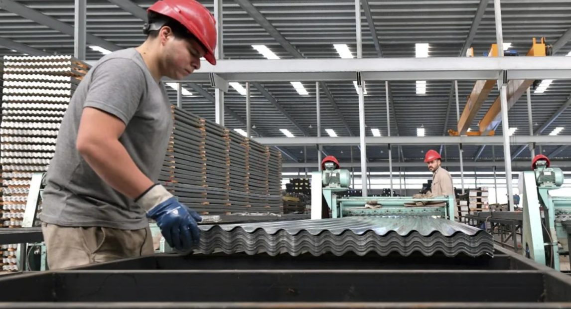 La actividad económica cayó en febrero y marcó su peor baja desde 2023