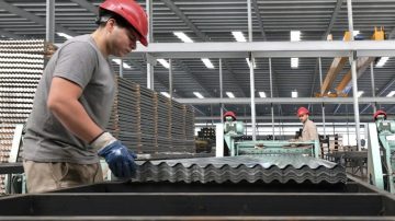 La actividad económica cayó en febrero y marcó su peor baja desde 2023