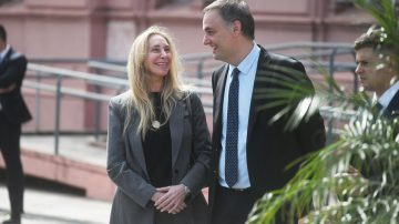 Mientras declaraban sus prestamistas, Adorni acompañó a Karina Milei a la presentación de la Fanfarria de los Granaderos